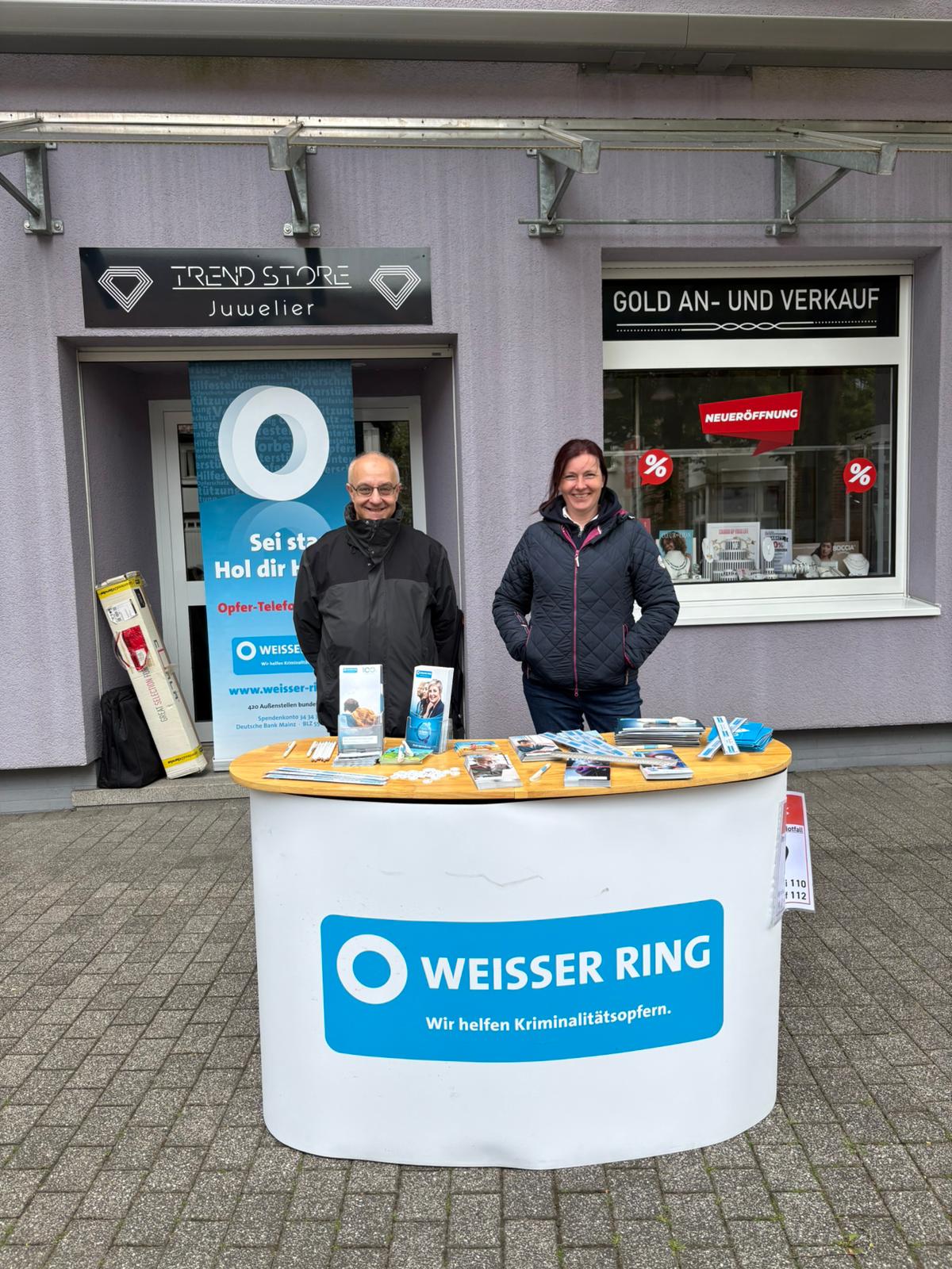 Zwei Menschen hinter dem WR Stand
