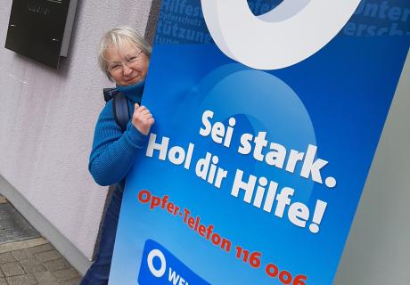 Frau steht hinter dem WR Roll Up
